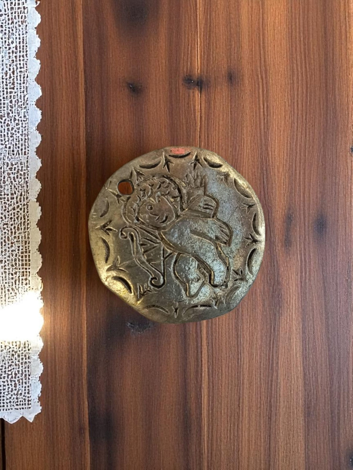 Pendentif vintage métal doré ange années 50 motif gravé rétro
