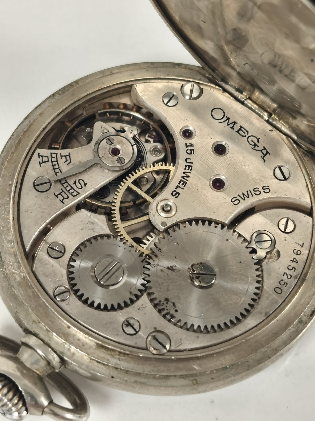 Montre de poche Omega métal argenté, cadran arabe, petite seconde à réviser