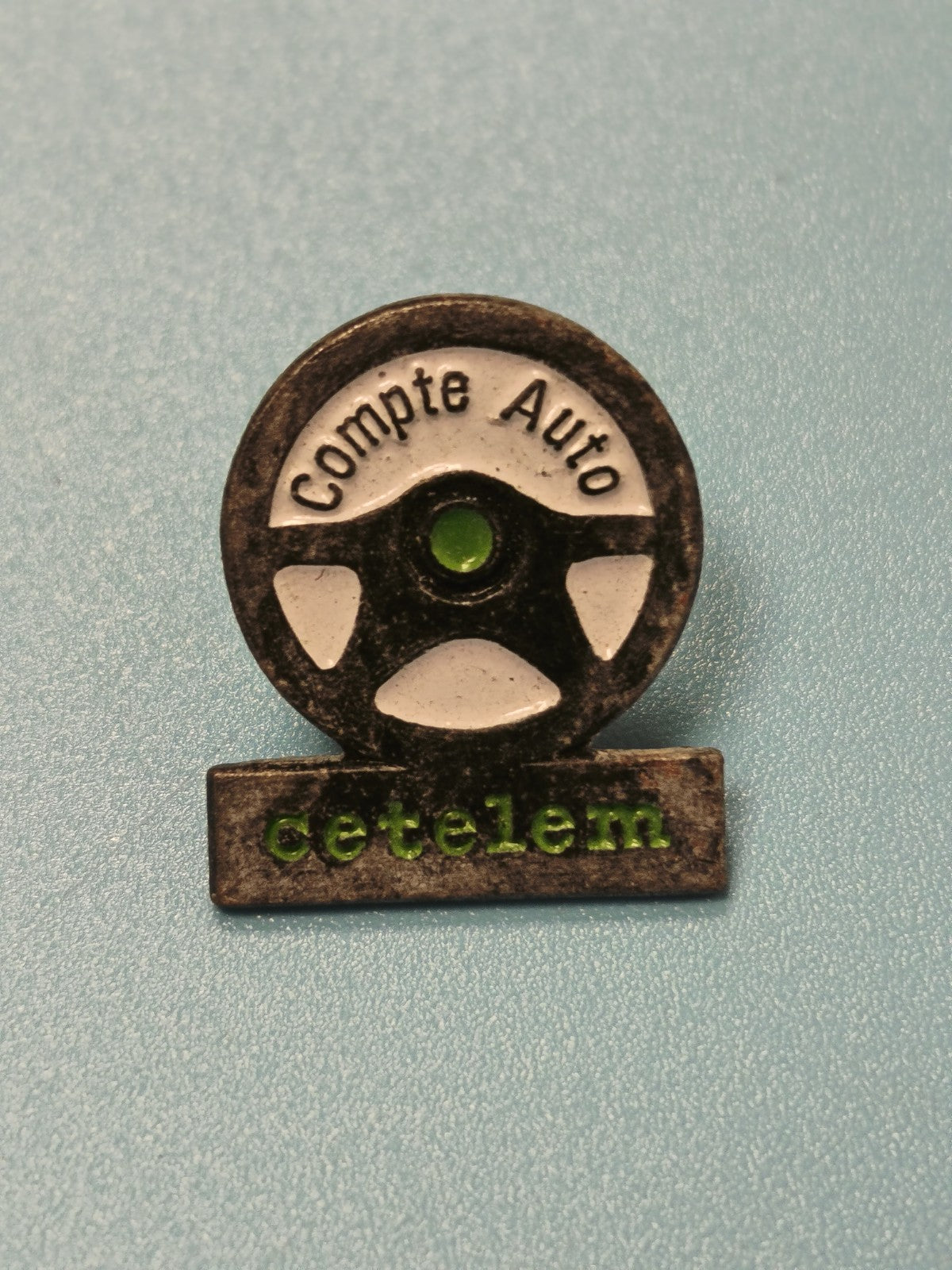 Pin's vintage Cetelem Compte Auto ancien, logo volant, collection automobilia