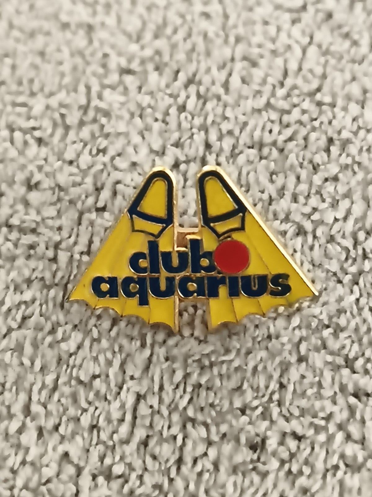 Pin's vintage Club Aquarius jaune logo émaillé ancien badge publicitaire (Ref 3)