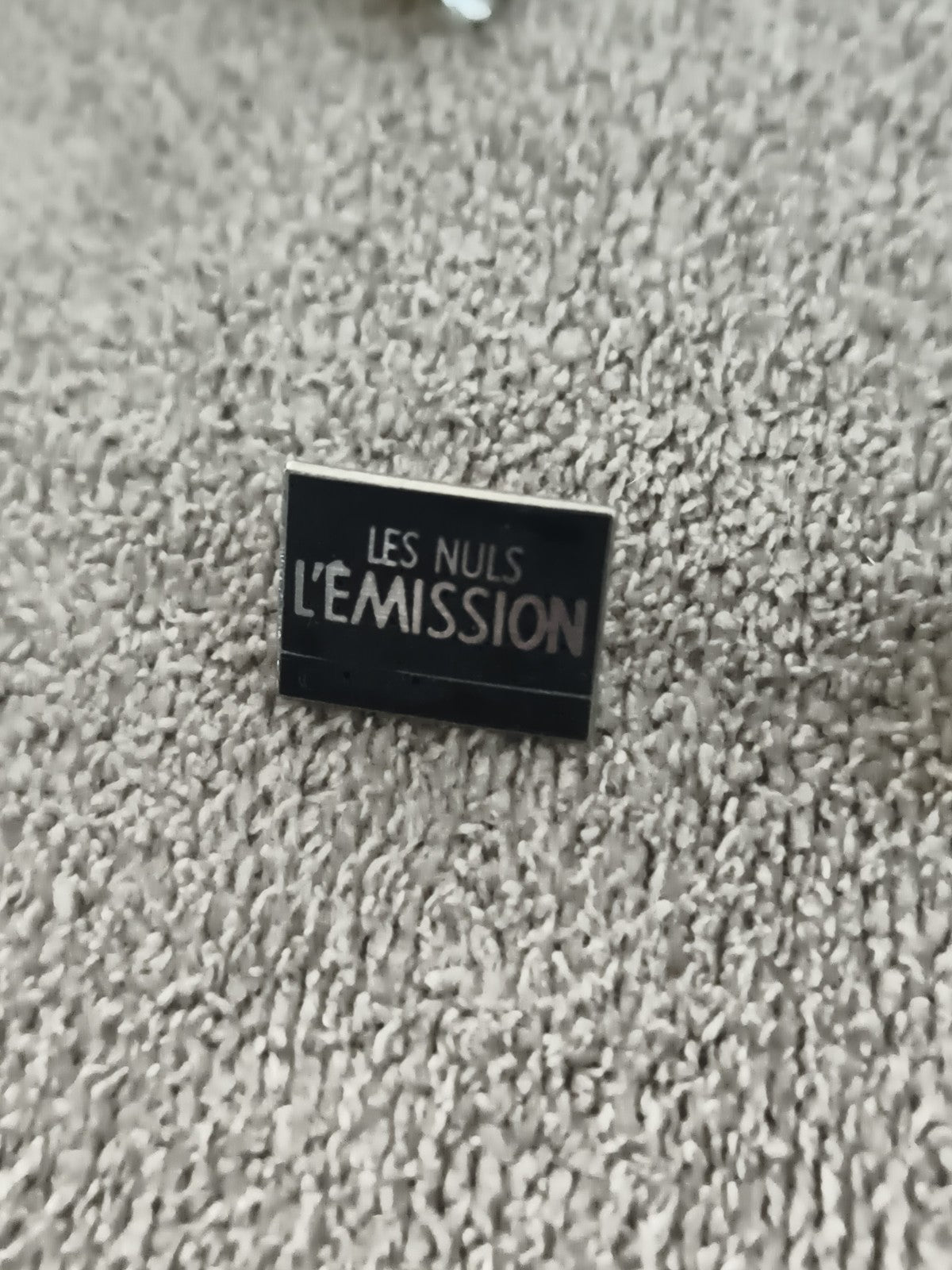 Pin's Les Nuls L'Émission vintage badge noir (Ref 8) années 90 TV culte