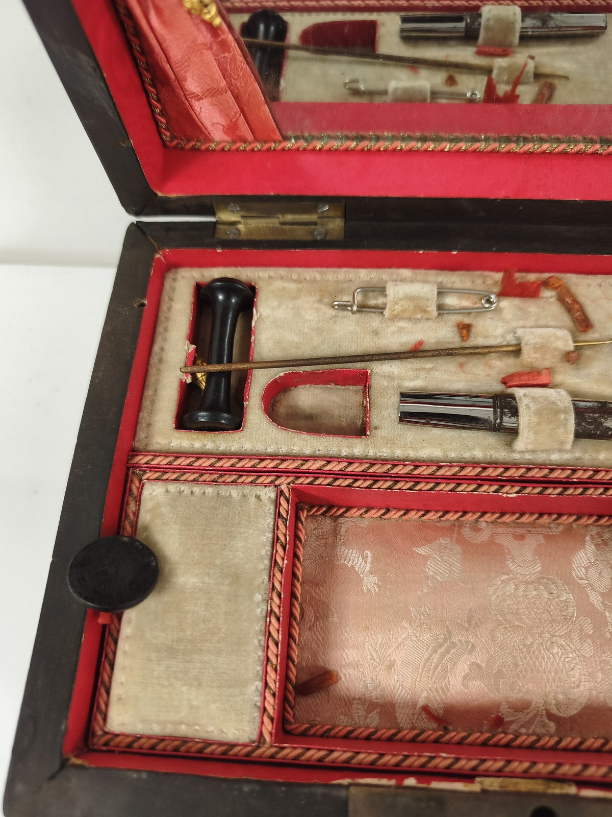 Ancien coffret Napoléon III à décor incrusté, clé d'origine, style vintage