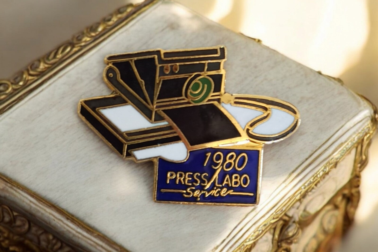 Pin's vintage 1980 Press Labo Service appareil photo rétro émaillé badge presse