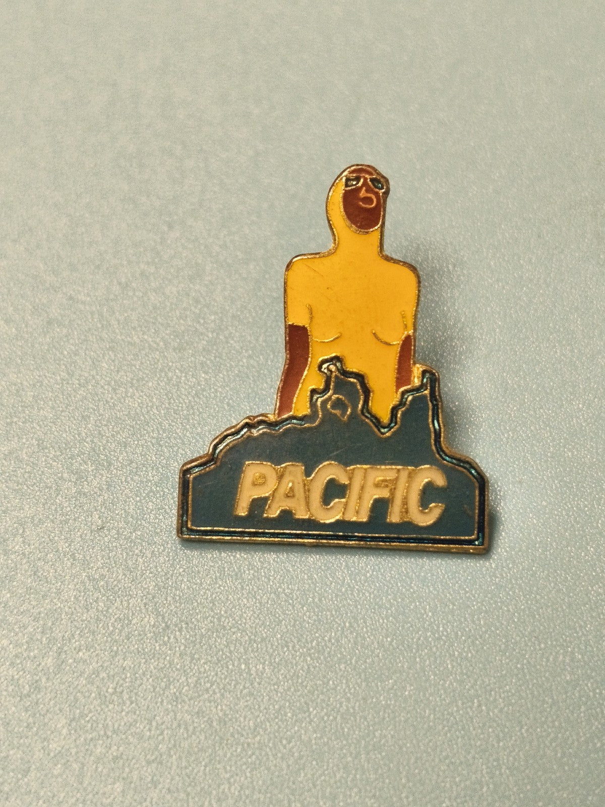 Vintage pin's PACIFIC émaillé silhouette stylisée jaune bleu collection (Ref 13)