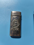 Ancien briquet publicitaire vintage gravé voilier, métal patiné, collection