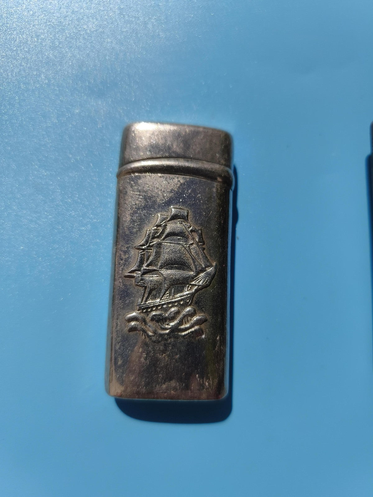 Ancien briquet publicitaire vintage gravé voilier, métal patiné, collection