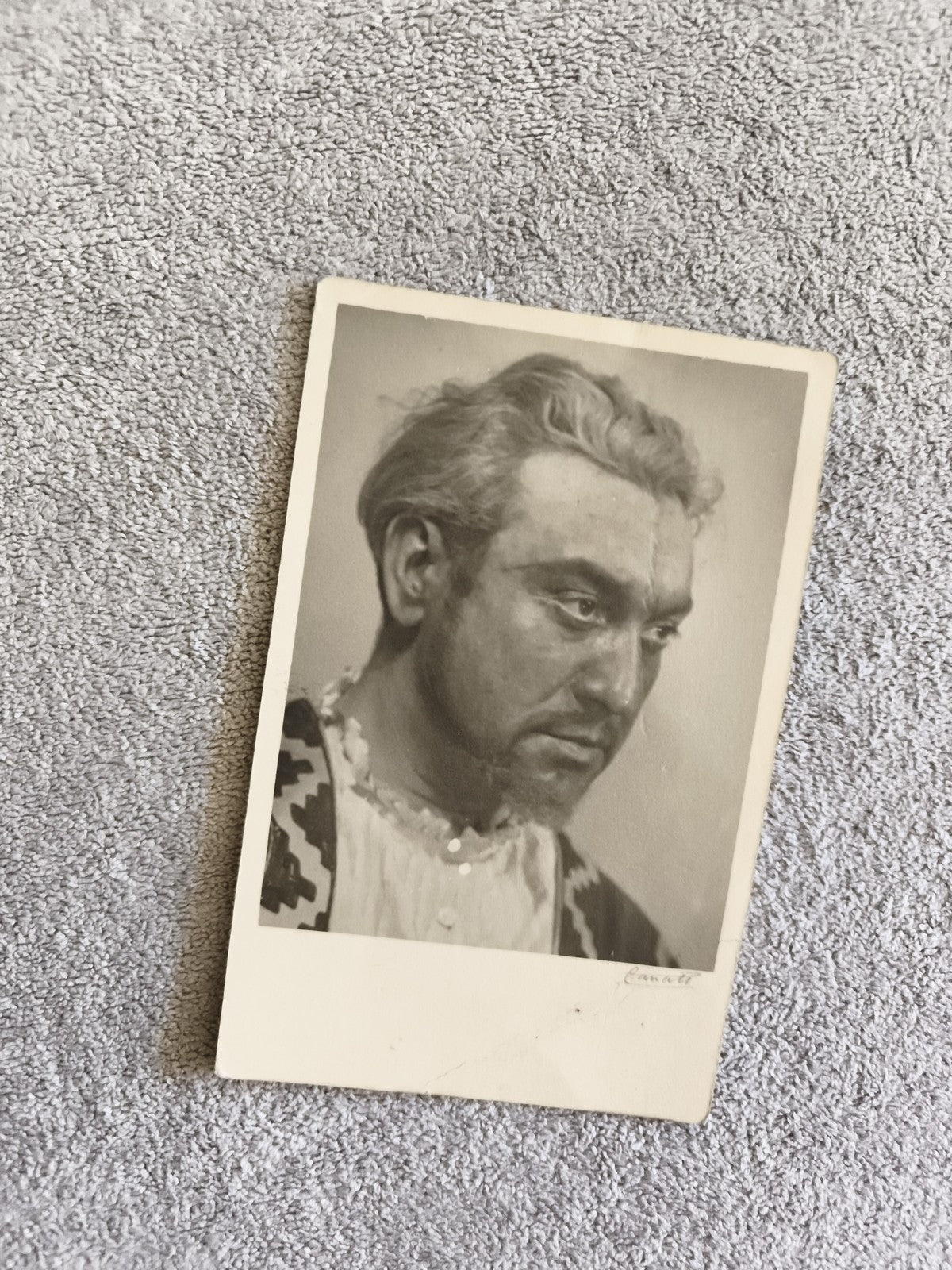 Carte photo portrait homme costume théâtre CPA noir et blanc début XXe