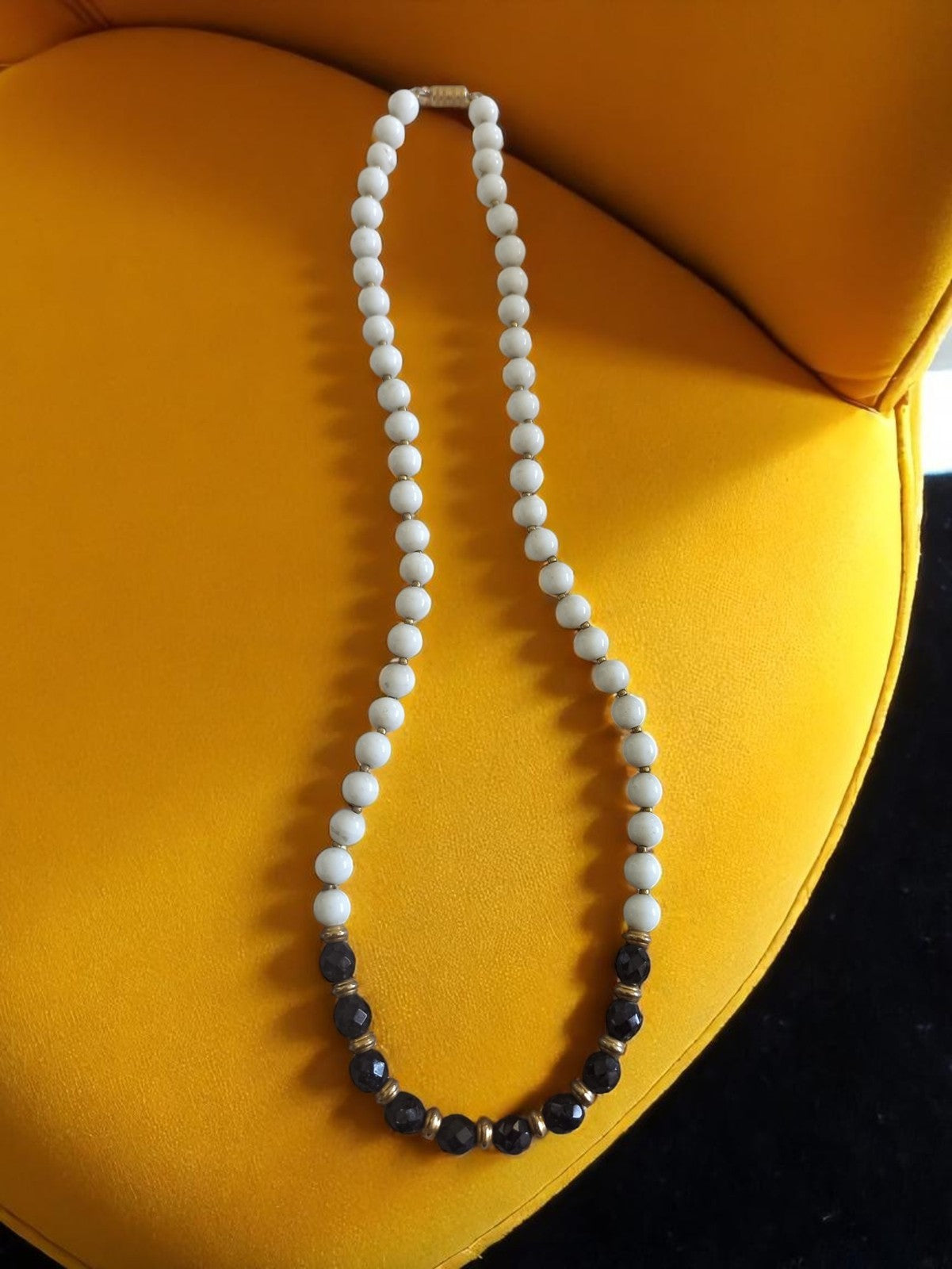 Collier vintage perles blanches et noires rétro, bijou fantaisie élégant