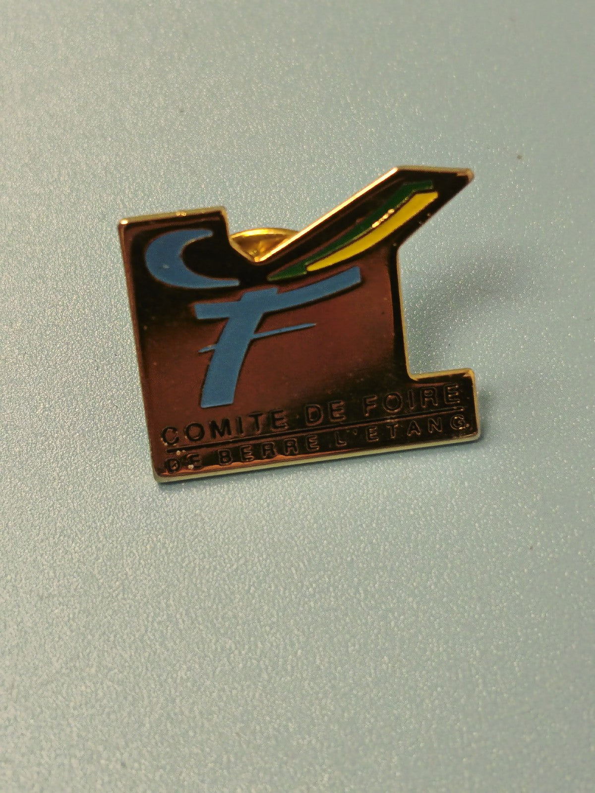 Vintage pin's Comité de Foire Berre l'Étang émaillé bleu jaune collection