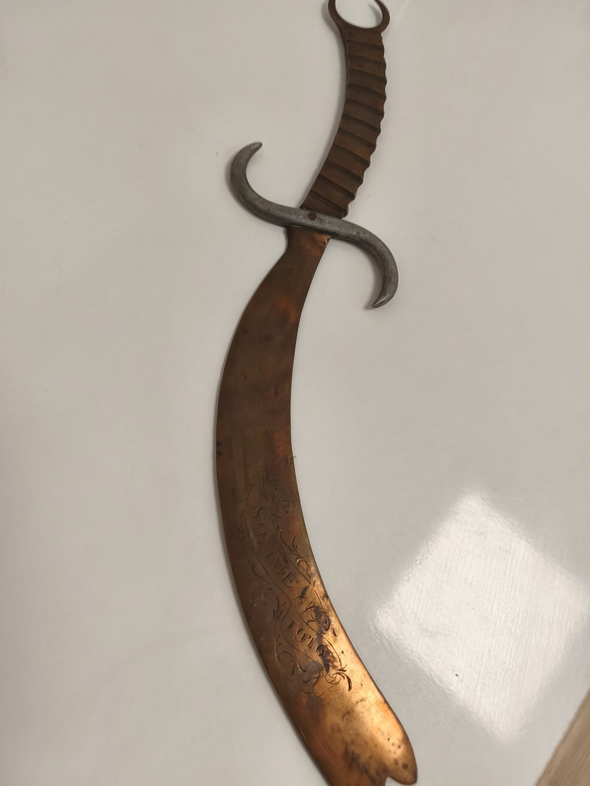 Coupe-papier ancien style sabre gravé, militaria WW1, finition cuivre, souvenir