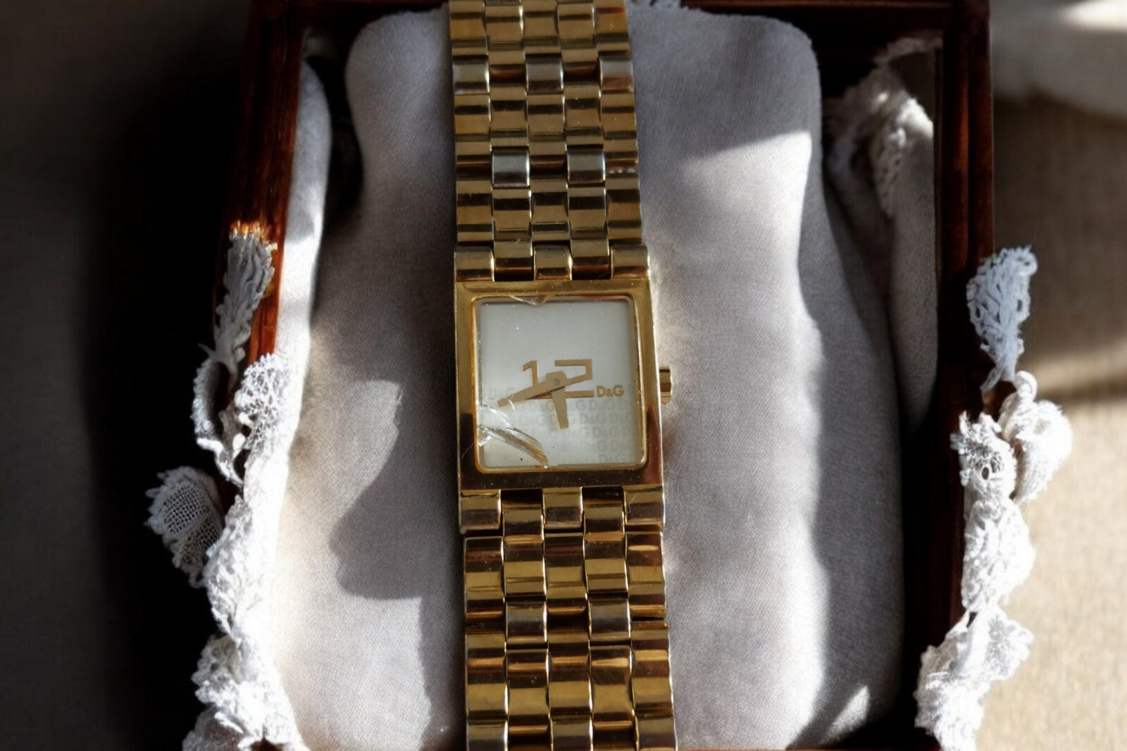Montre femme Dolce & Gabbana vintage dorée cadran carré DaG rétro