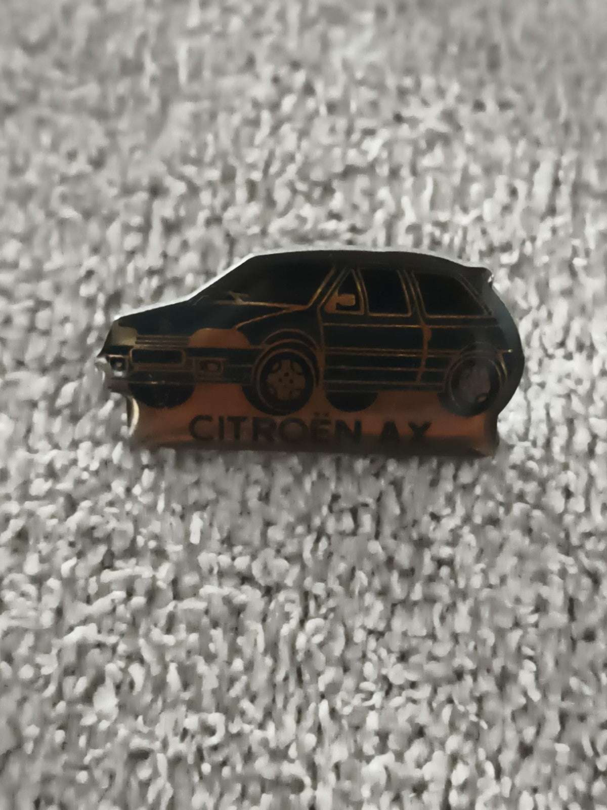 Pin's Citroën AX vintage, forme voiture noire, badge auto années 80 90 (Ref 11)