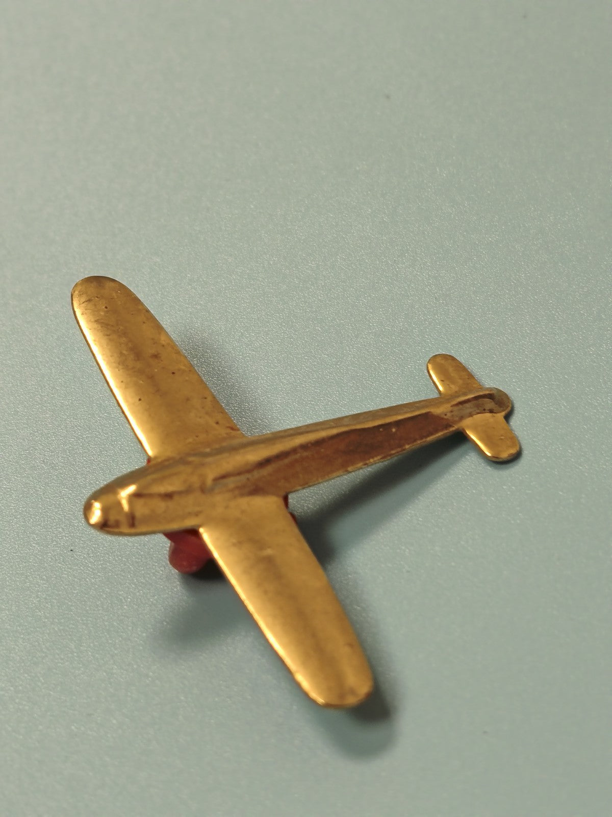 Vintage pin's avion doré ancien, aviation collection, forme avion, rétro (Ref 1)