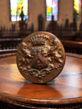 Bouton de livrée blasonné XIXe, finition dorée, armoiries, vintage rare