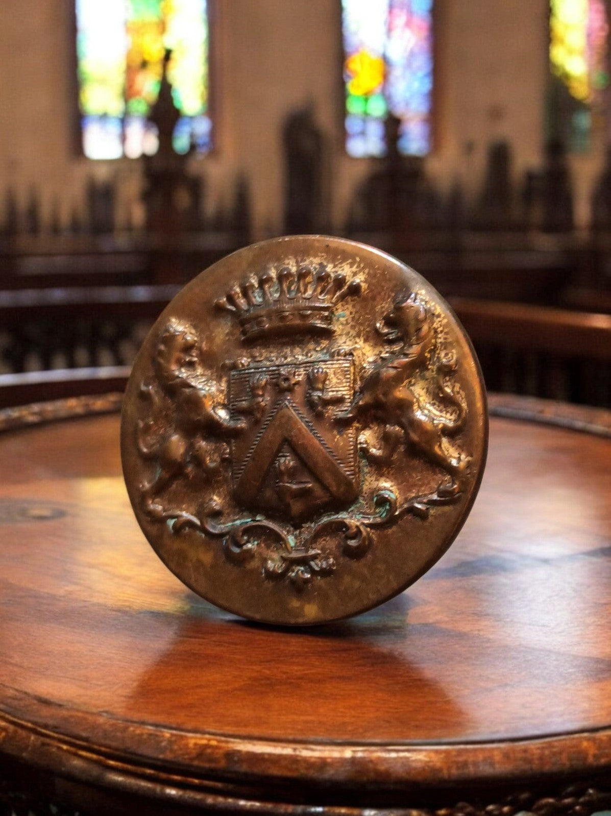Bouton de livrée blasonné XIXe, finition dorée, armoiries, vintage rare
