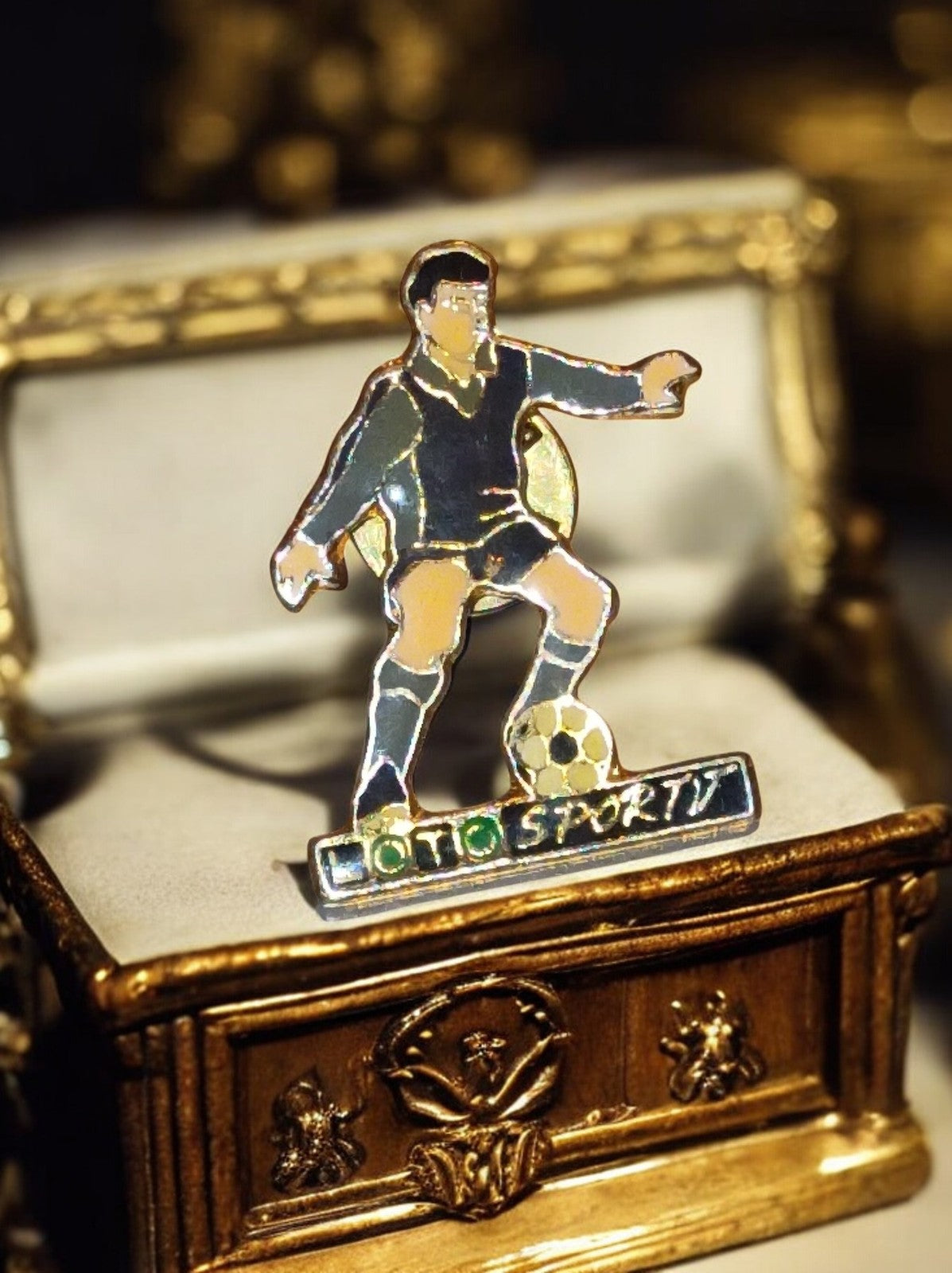 Pin's joueur football Loto Sport vintage rétro – émaillé figuratif années 80