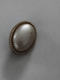 Broche vintage cabochon ovale, aspect perle nacrée et monture dorée rétro