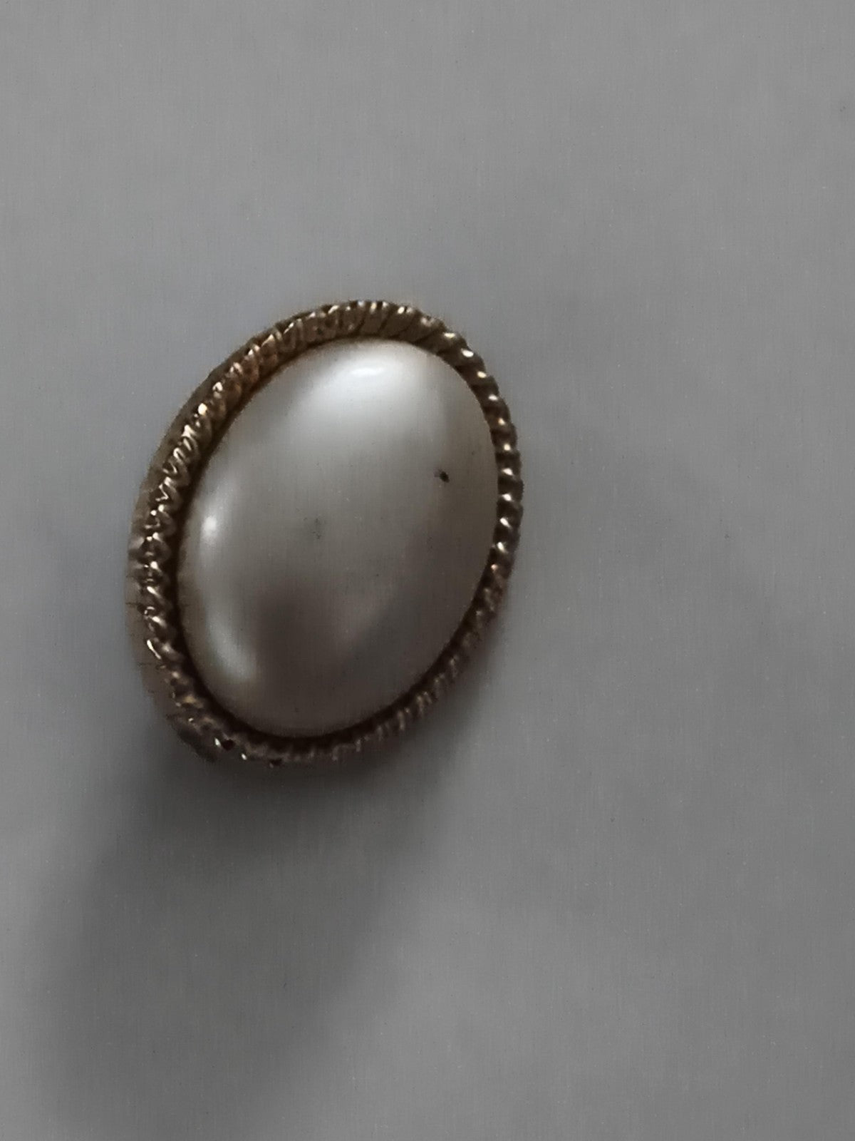 Broche vintage cabochon ovale, aspect perle nacrée et monture dorée rétro