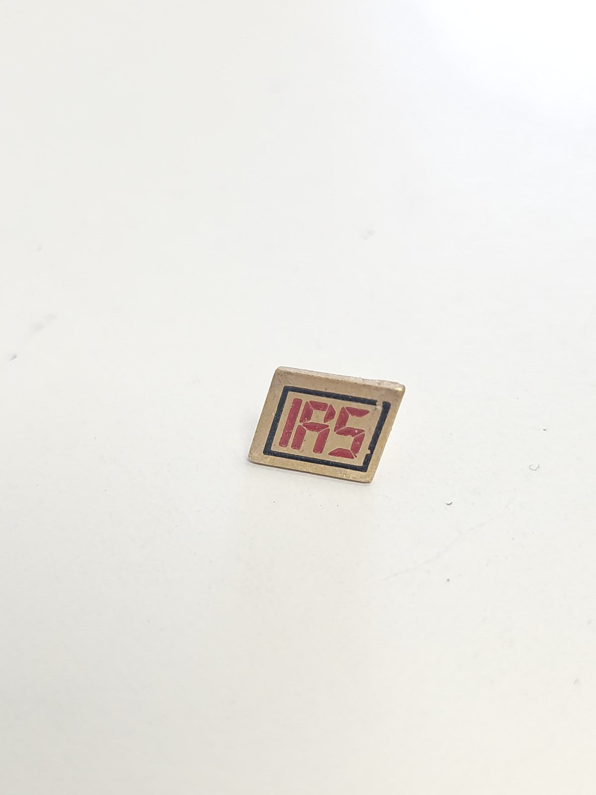 Pin's rétro IRS ancien, badge collection vintage, objet publicitaire rare