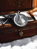 Médaille religieuse vintage Enfant Jésus de Prague 1628, aspect métal ancien