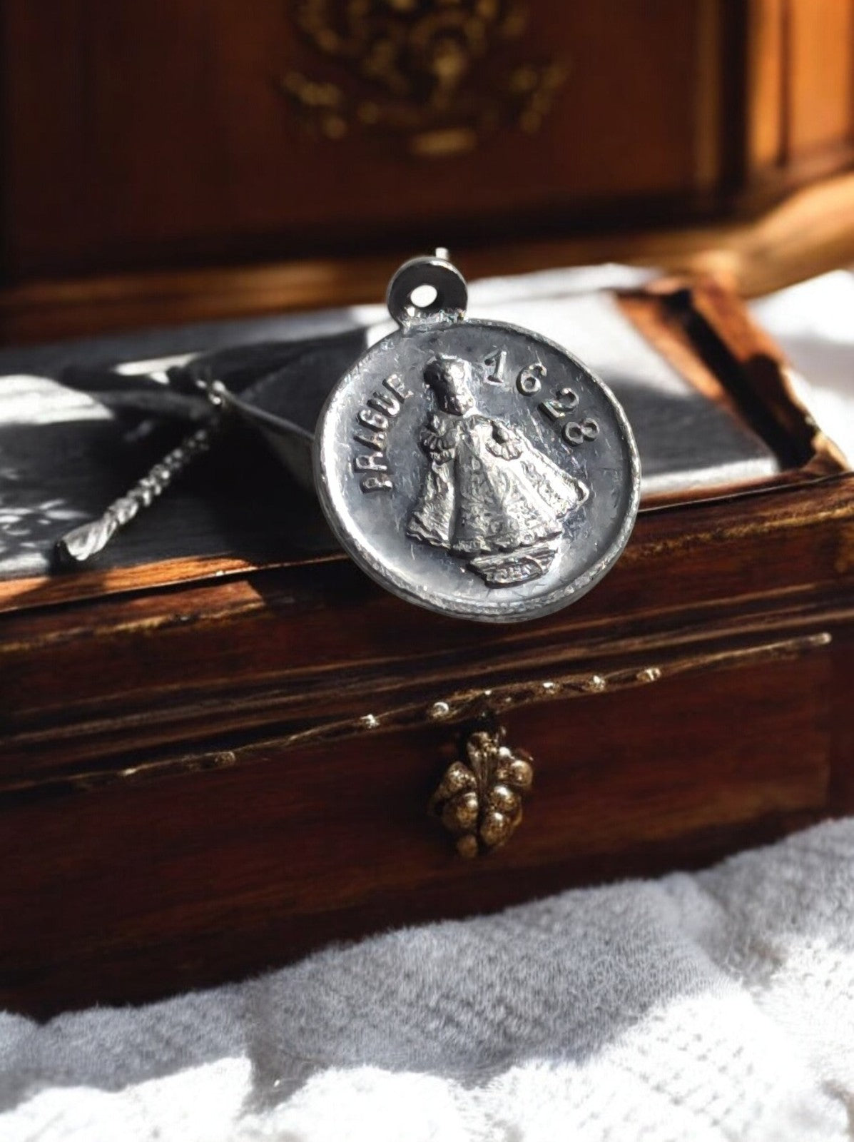 Médaille religieuse vintage Enfant Jésus de Prague 1628, aspect métal ancien