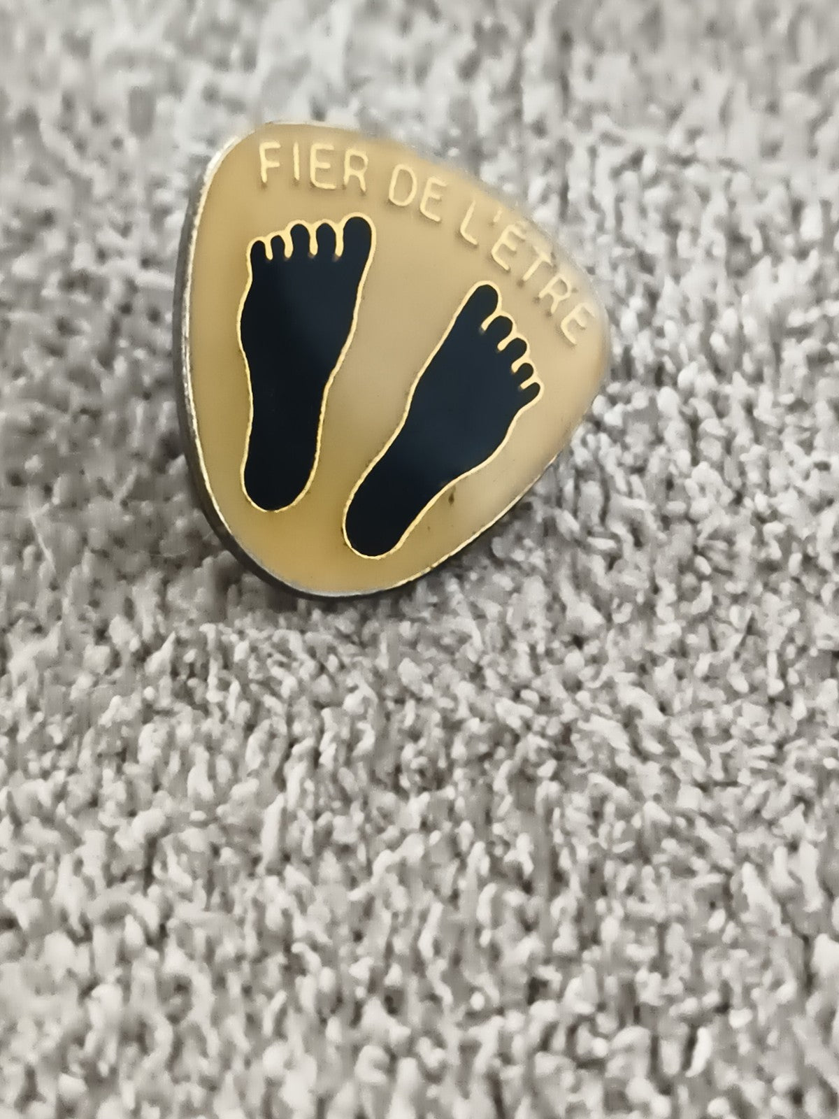 Pin's vintage "Fier de l'être" pieds noirs badge rétro (Ref 8)