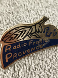 Pin's vintage Radio France Provence cigale bleu doré badge ancien (Ref 3)