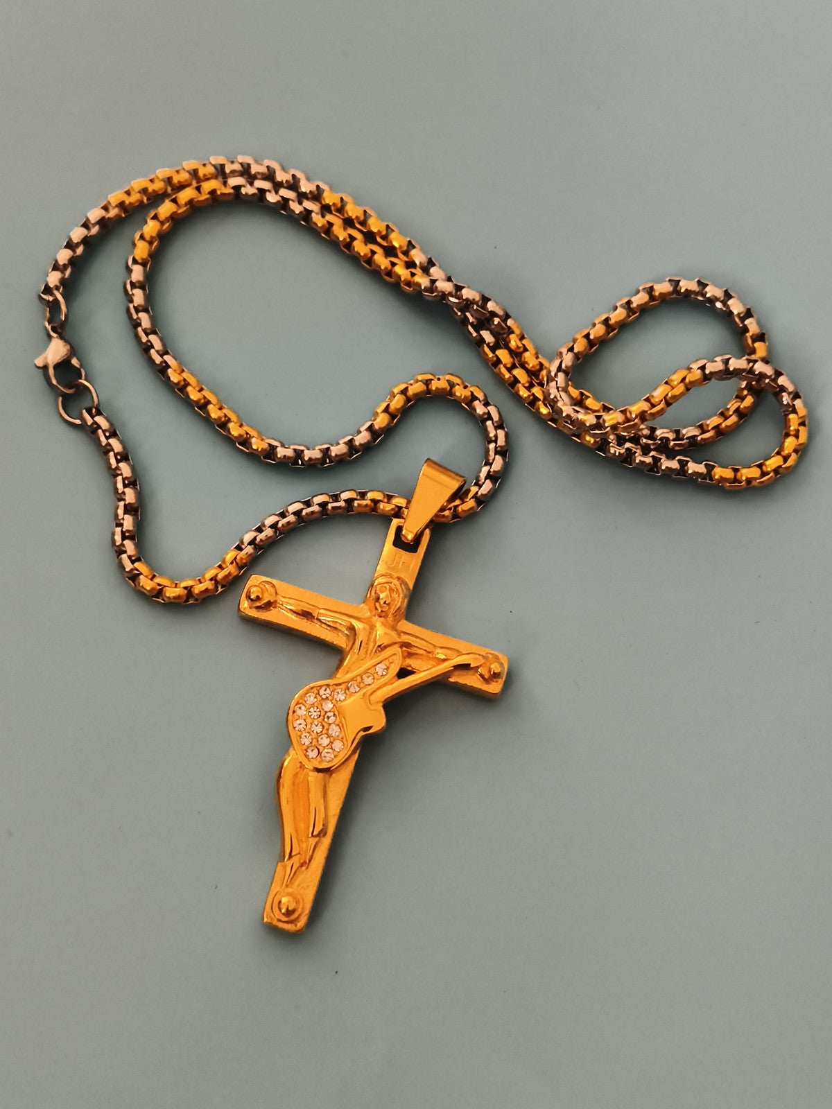 Collier croix dorée vintage Christ guitare strass pendentif religieux rétro