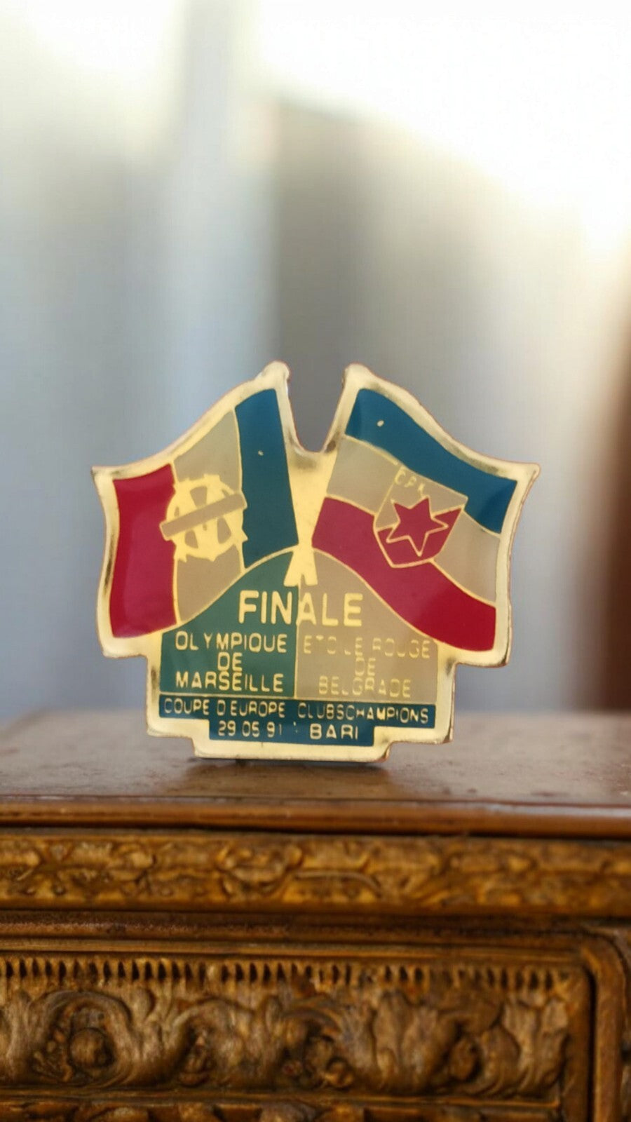 Pin's vintage finale OM Étoile Rouge Bari 1991 Coupe d'Europe football collector