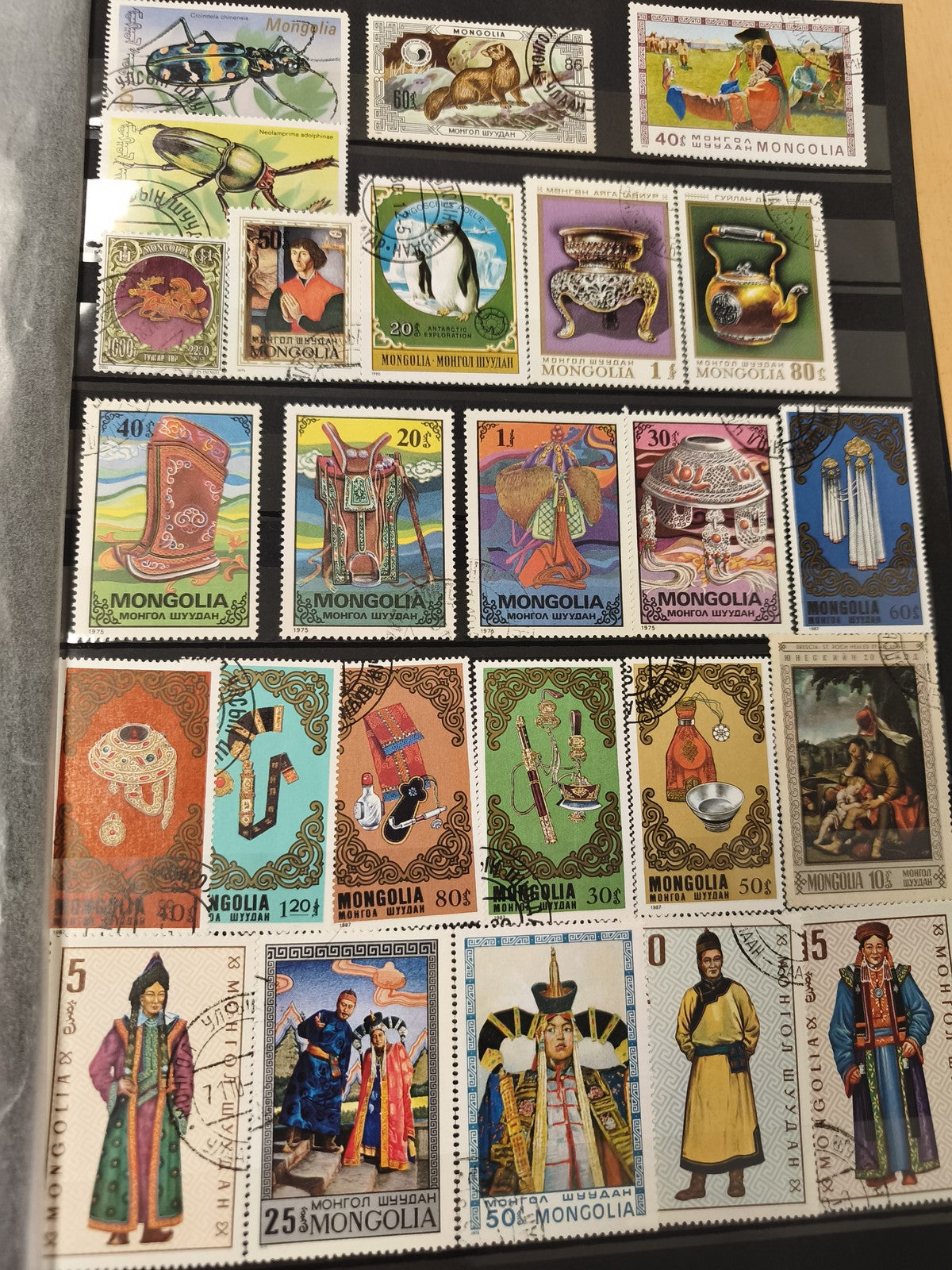 Lot timbres Mongolie oblitérés motifs costumes, animaux, objets, support non inc