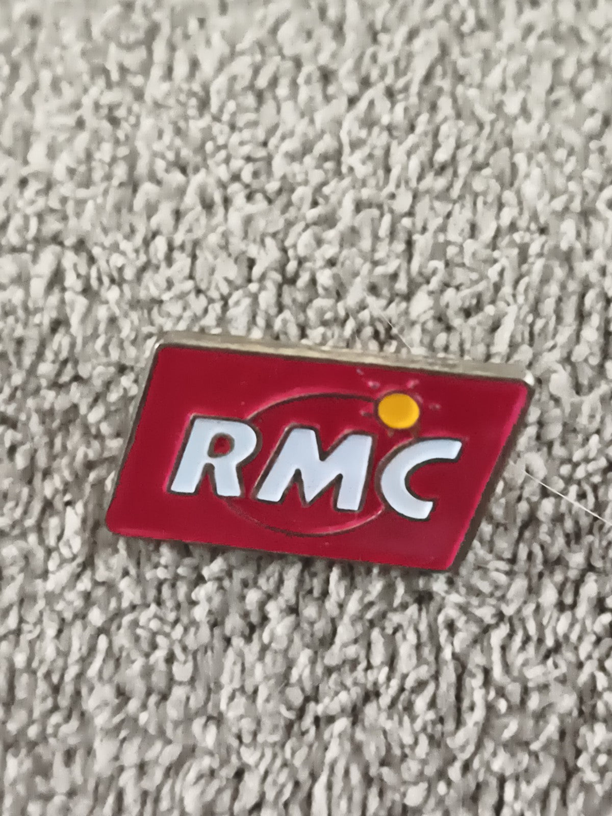Pin's vintage RMC rouge logo radio badge ancien années 90 (Ref 9)