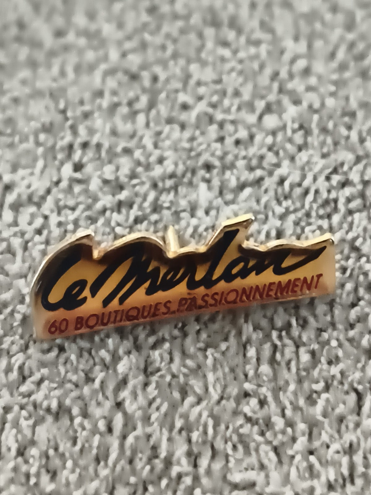 Pin's vintage Le Marlan 60 boutiques passionnément, badge publicitaire rétro (Re