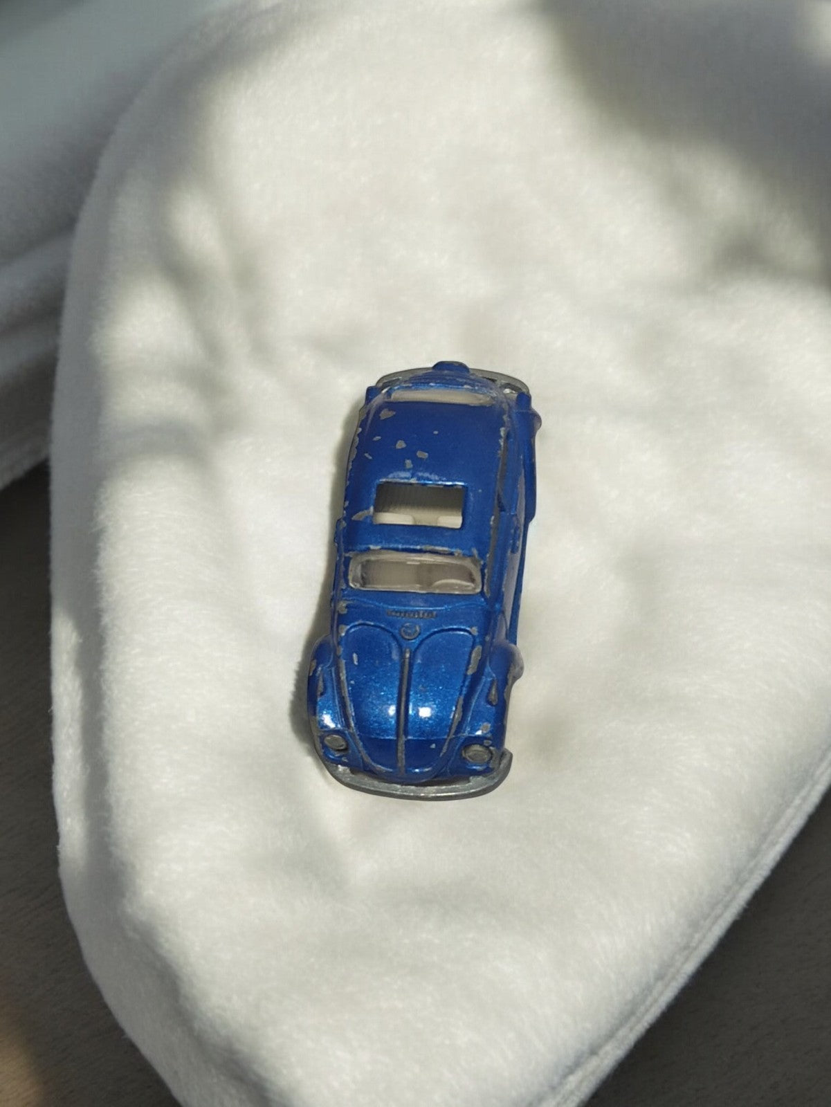 Voiture miniature vintage bleue, ancienne Coccinelle rétro, véhicule de collecti