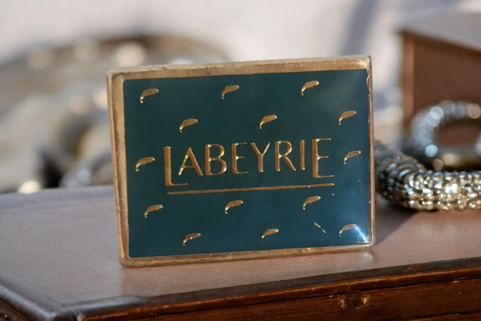 Pin's Labeyrie vintage années 80, logo doré rectangulaire rétro, badge publicita