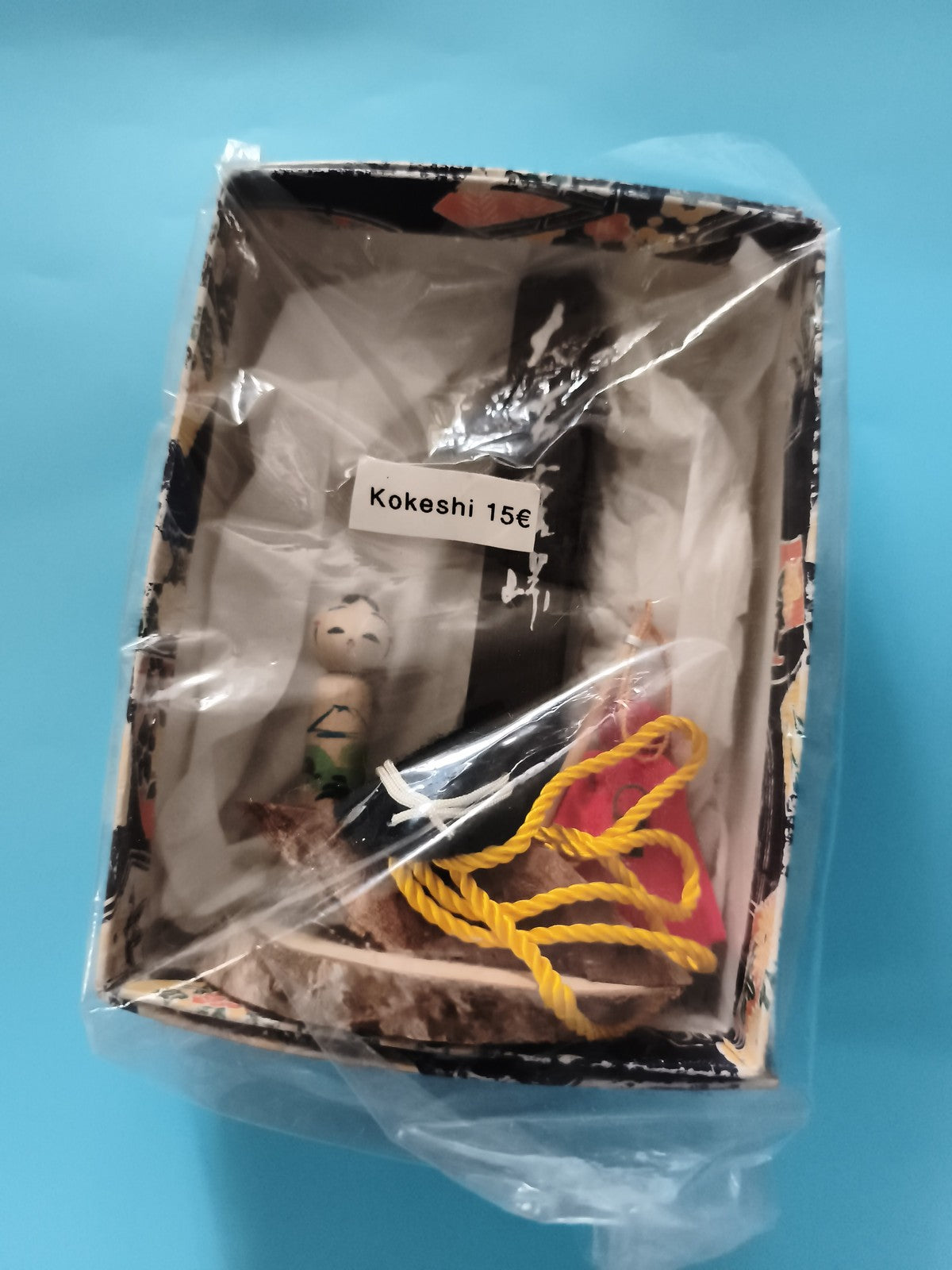 Kokeshi ancienne en boîte décorée, poupée traditionnelle japonaise vintage