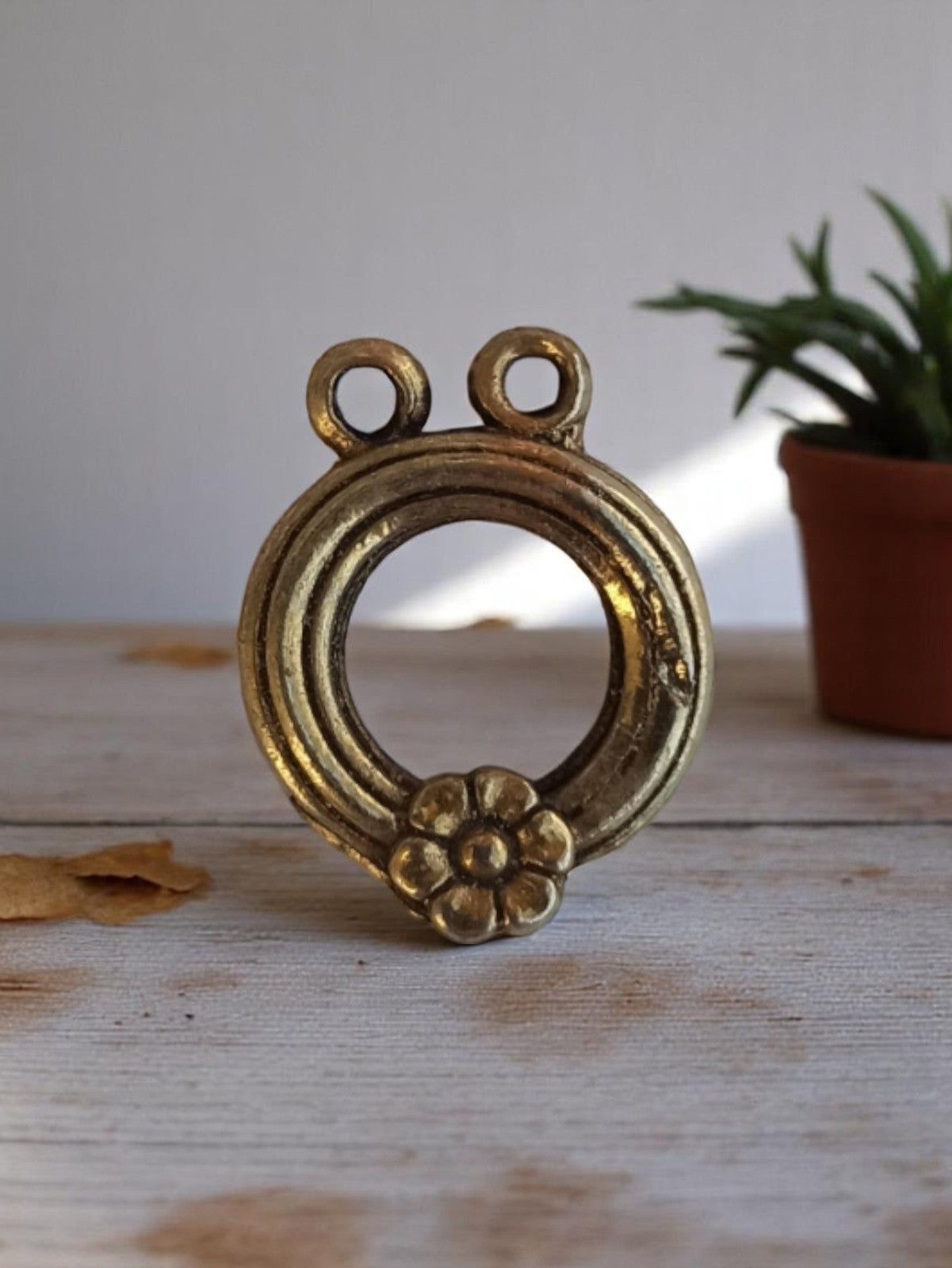 Pendentif rond vintage métal doré fleur années 1950 rétro bijou ancien