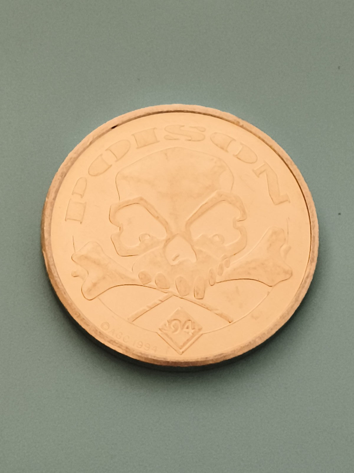 Médaille Poison 1994 tête de mort croix os aspect doré jeton