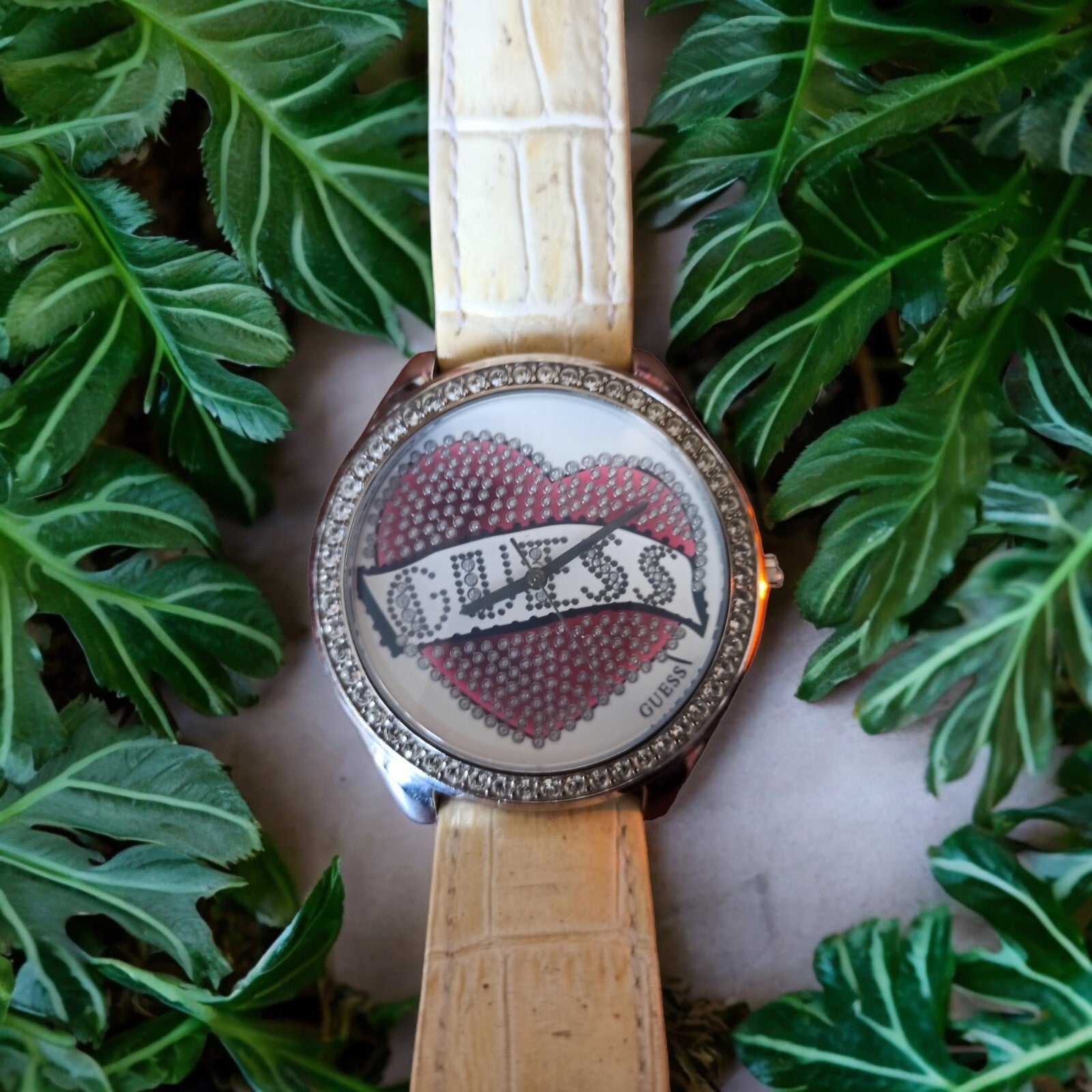 Montre Guess vintage cœur strass cadran édition limitée quartz cuir beige