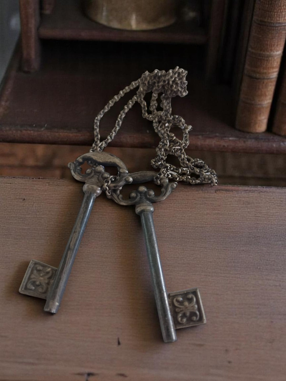 Collier vintage deux clés style rétro en métal, pendentif ancien fantaisie