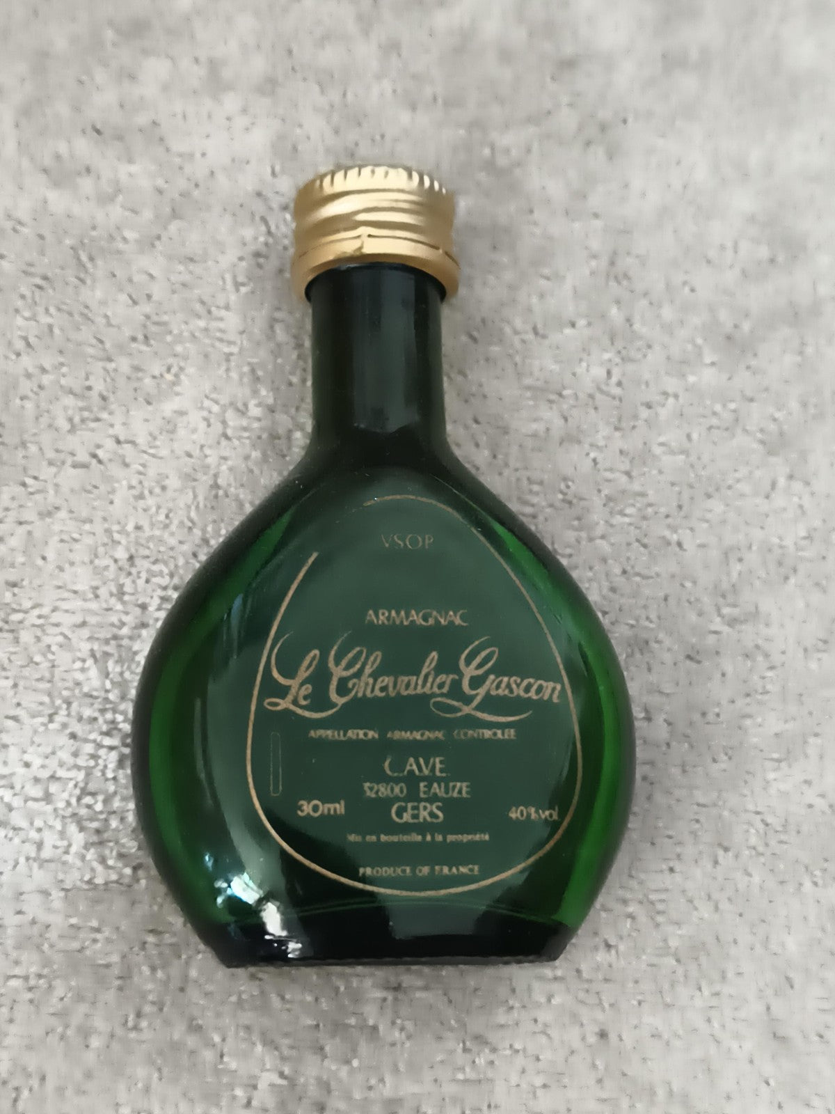 Mini bouteille armagnac Le Chevalier Gascon 30ml VSOP verte partiellement rempli