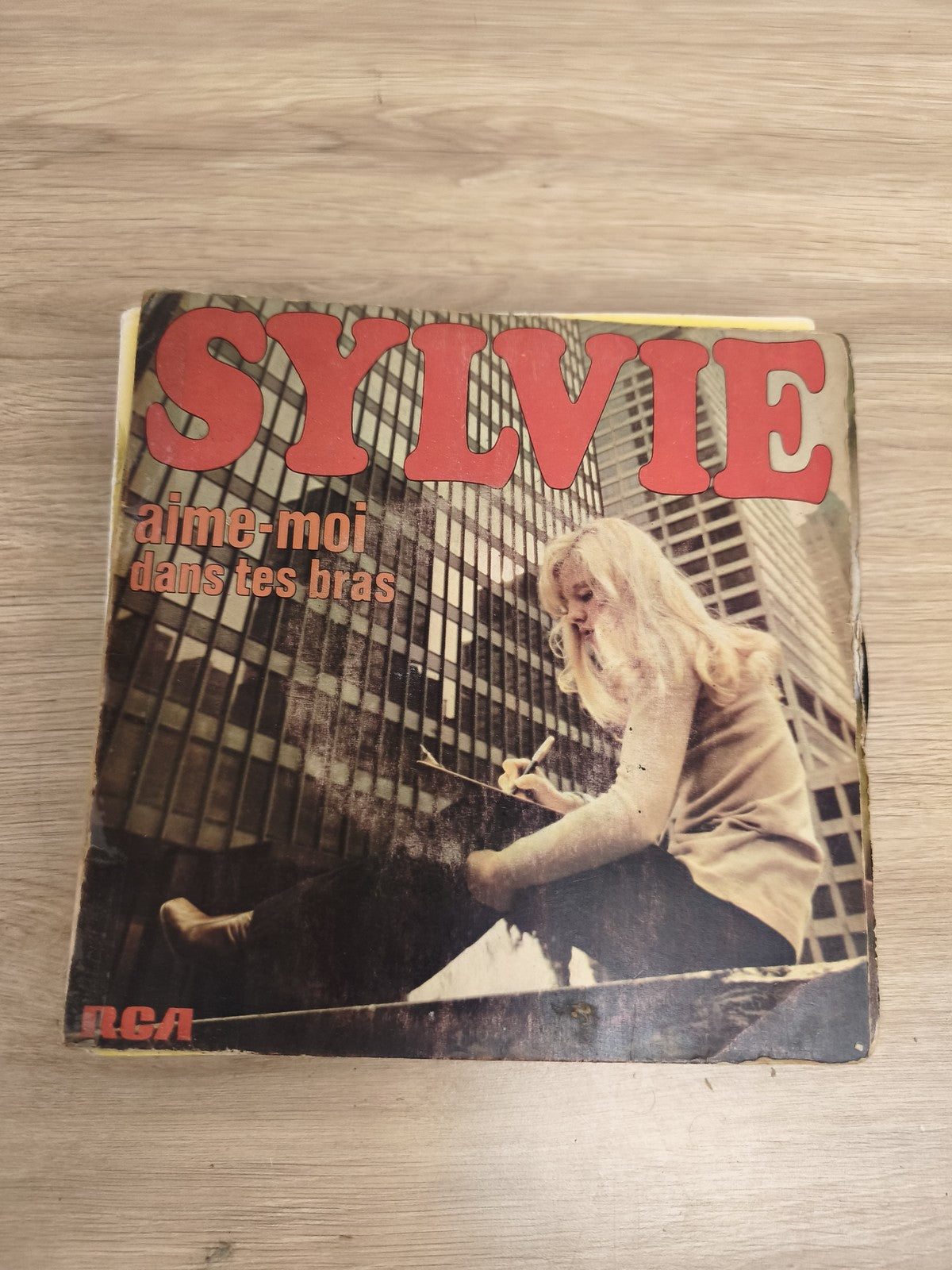 Vinyle 45 tours SYLVIE aime-moi dans tes bras pochette RCA état visible