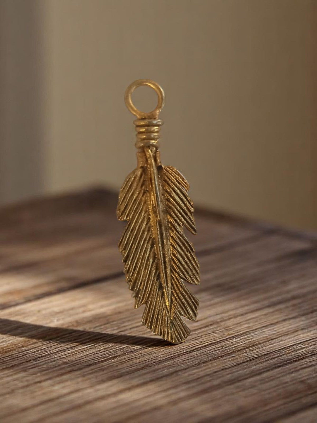 Pendentif plume vintage années 50 métal doré rétro bijou deadstock