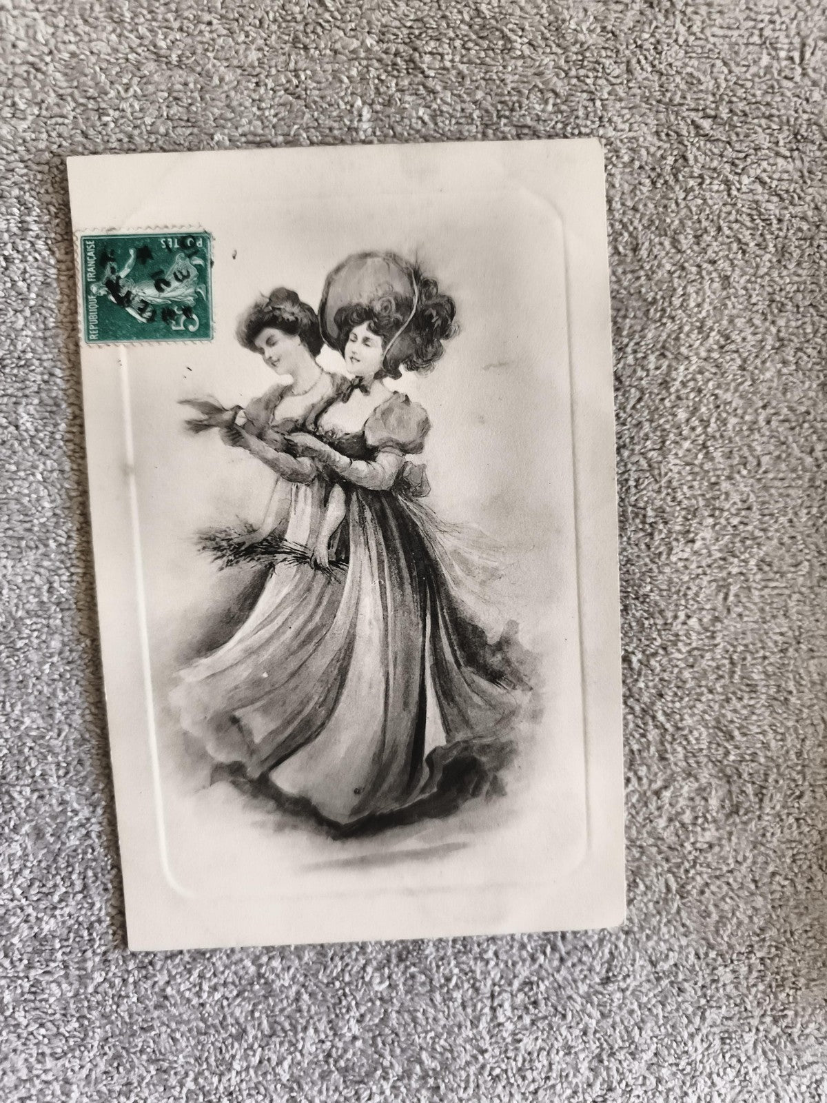 CPA illustrée femmes Belle Époque mode plume timbre France