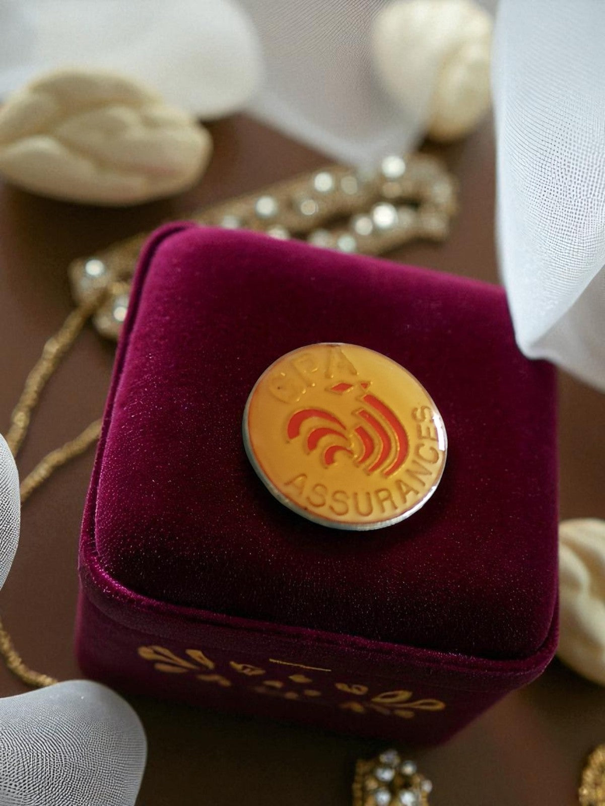 Pin's vintage GPA Assurances émail rond jaune rouge badge publicitaire