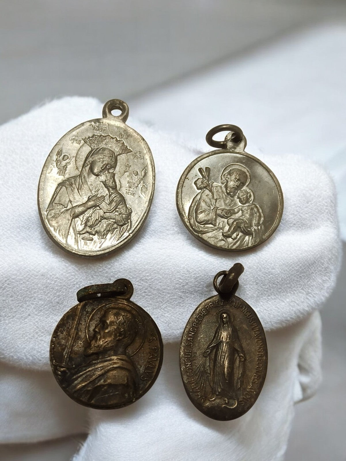 Lot 4 médailles religieuses anciennes vintage catholiques, pendentifs iconograph
