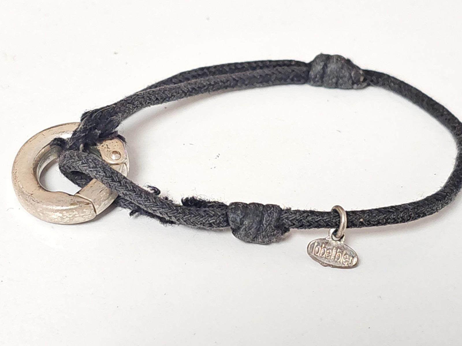 Bracelet signé élégant, accessoire mode d'occasion pour femme, bijou raffiné