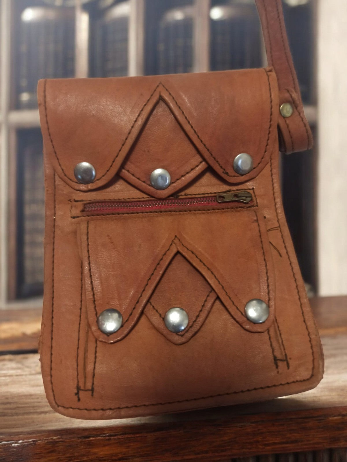 Petite sacoche vintage en cuir marron, pochette rétro à rivets, accessoire ancie