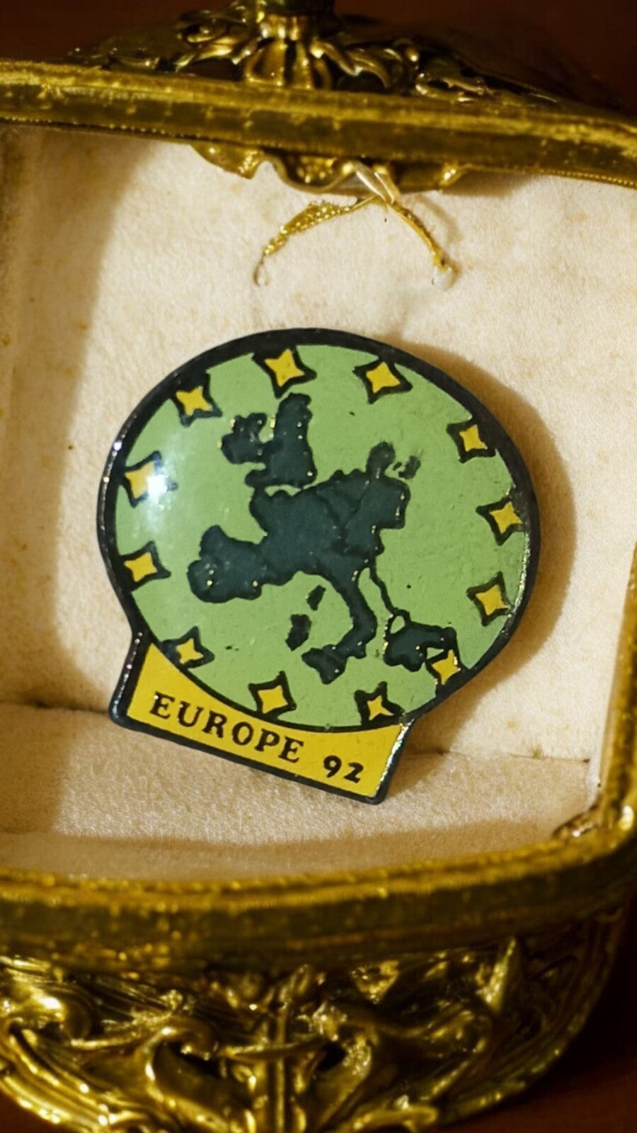 Pin's vintage Europe 92 émail, carte verte étoiles jaunes, souvenir ancien