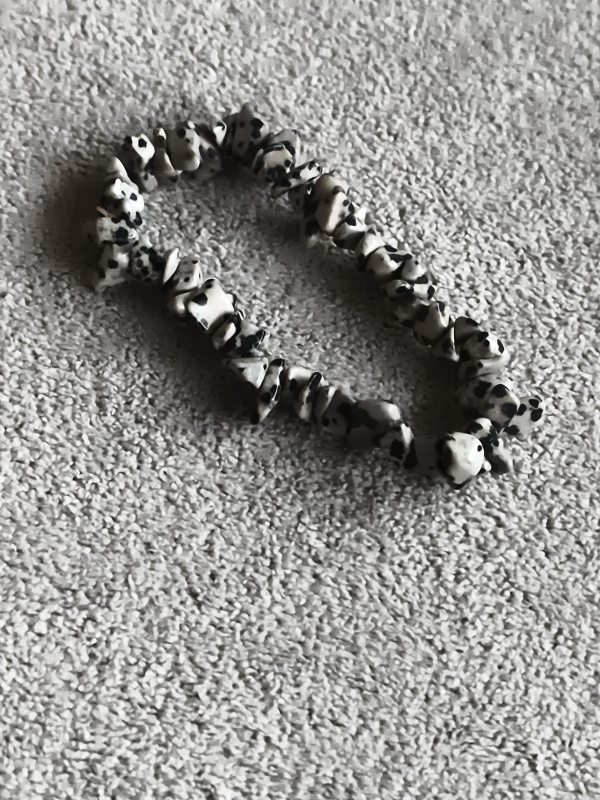 Bracelet perles irrégulières tachetées noir blanc pierres naturelles élastique
