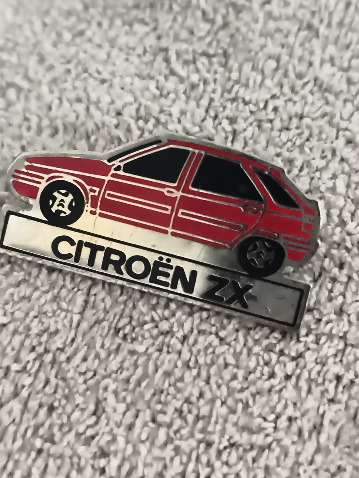 Pin's Citroën ZX vintage rouge, badge auto ancien, logo voiture années 90